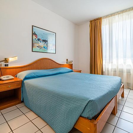 Hotel Yacht Club مارتْشانا مارينا المظهر الخارجي الصورة