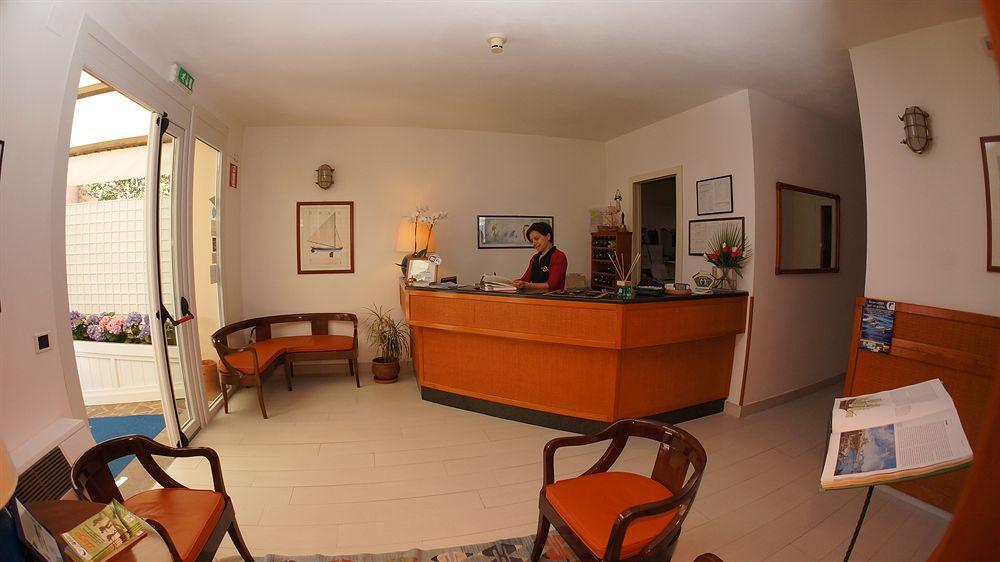 Hotel Yacht Club مارتْشانا مارينا المظهر الخارجي الصورة
