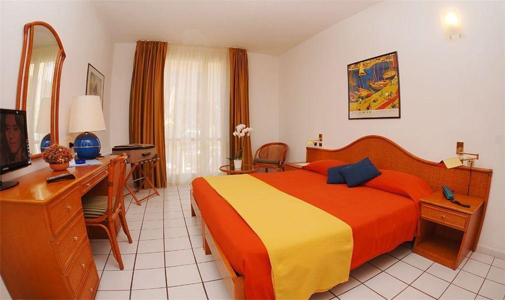 Hotel Yacht Club مارتْشانا مارينا المظهر الخارجي الصورة