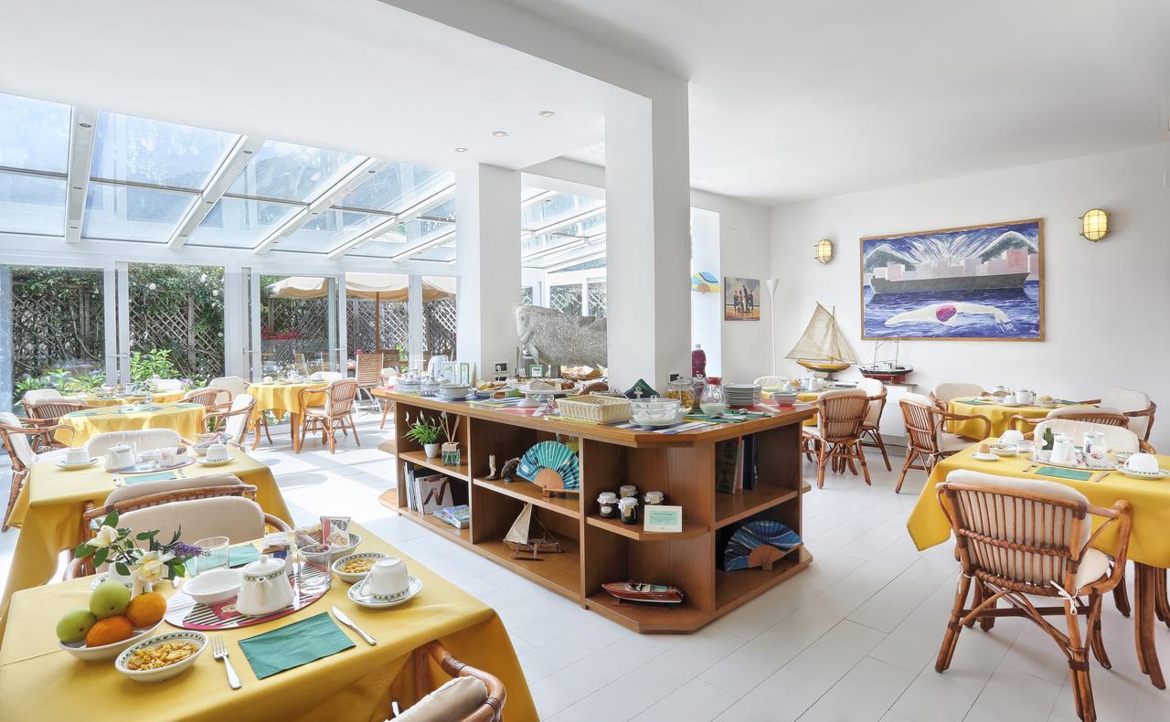 Hotel Yacht Club مارتْشانا مارينا المظهر الخارجي الصورة