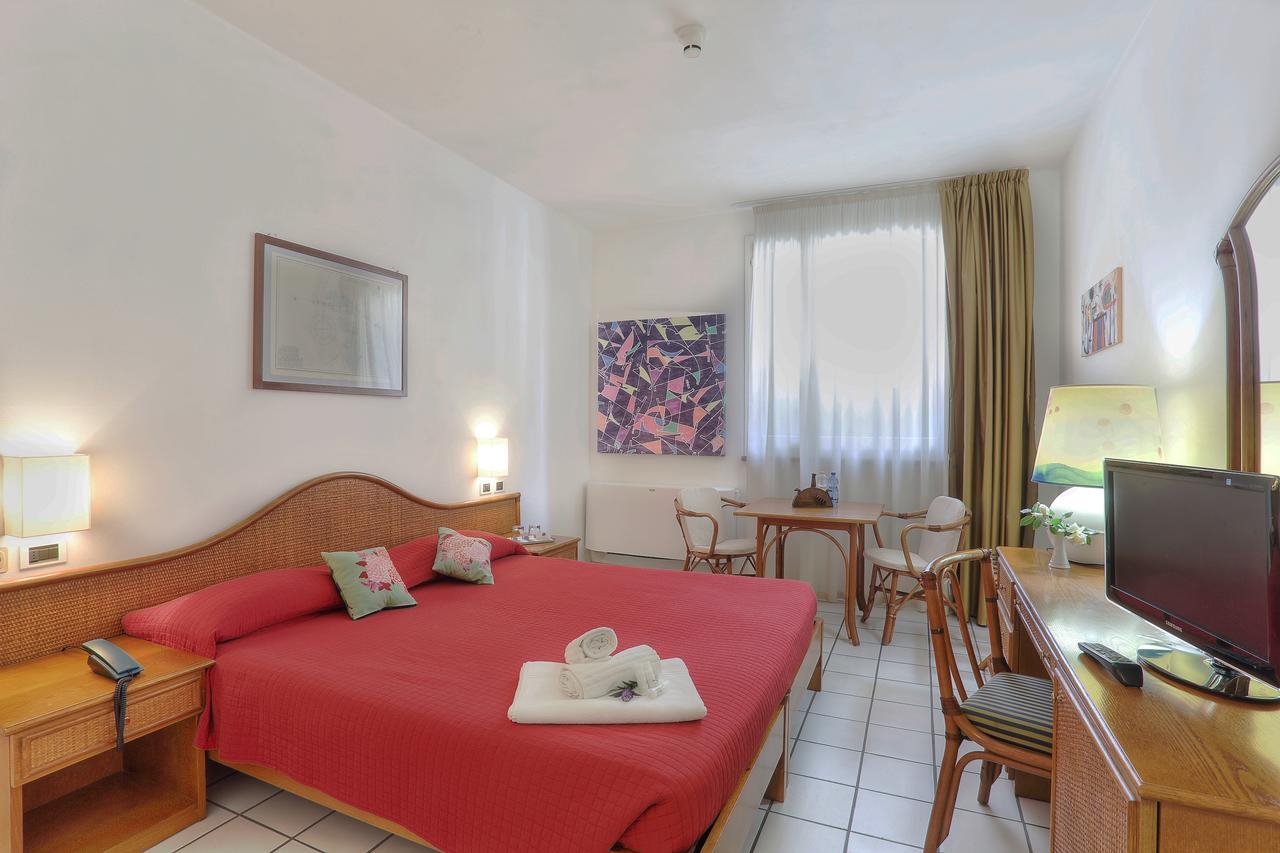 Hotel Yacht Club مارتْشانا مارينا المظهر الخارجي الصورة