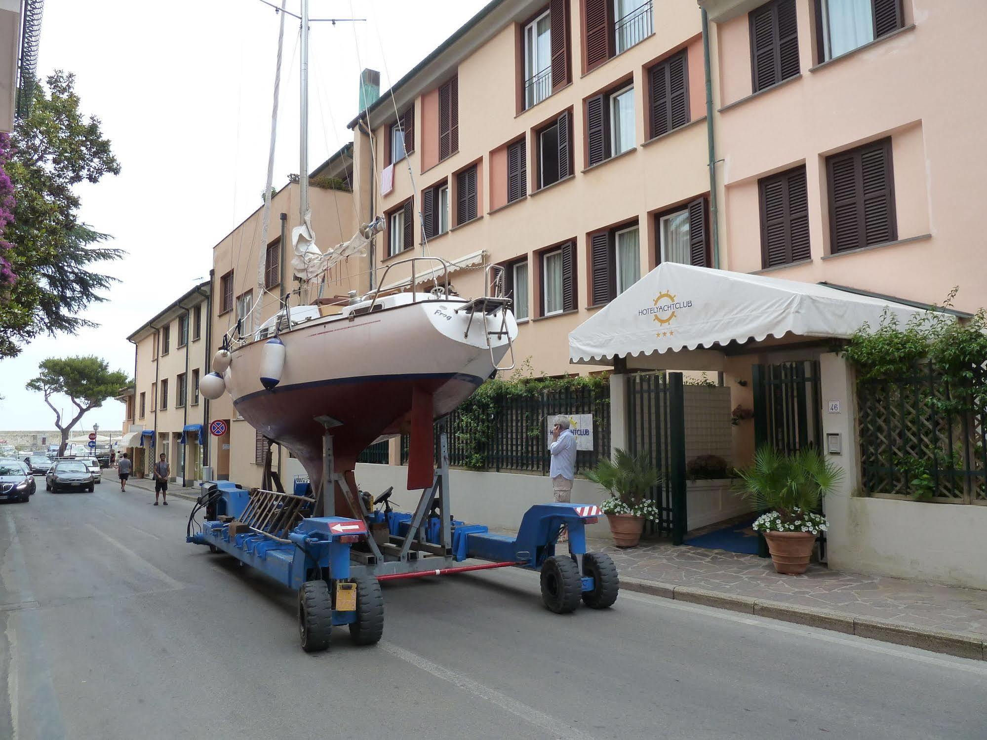 Hotel Yacht Club مارتْشانا مارينا المظهر الخارجي الصورة