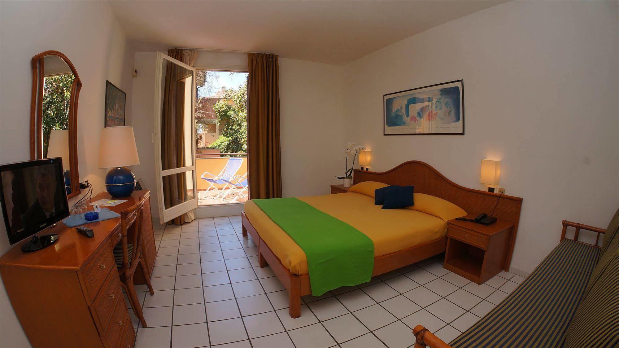 Hotel Yacht Club مارتْشانا مارينا المظهر الخارجي الصورة