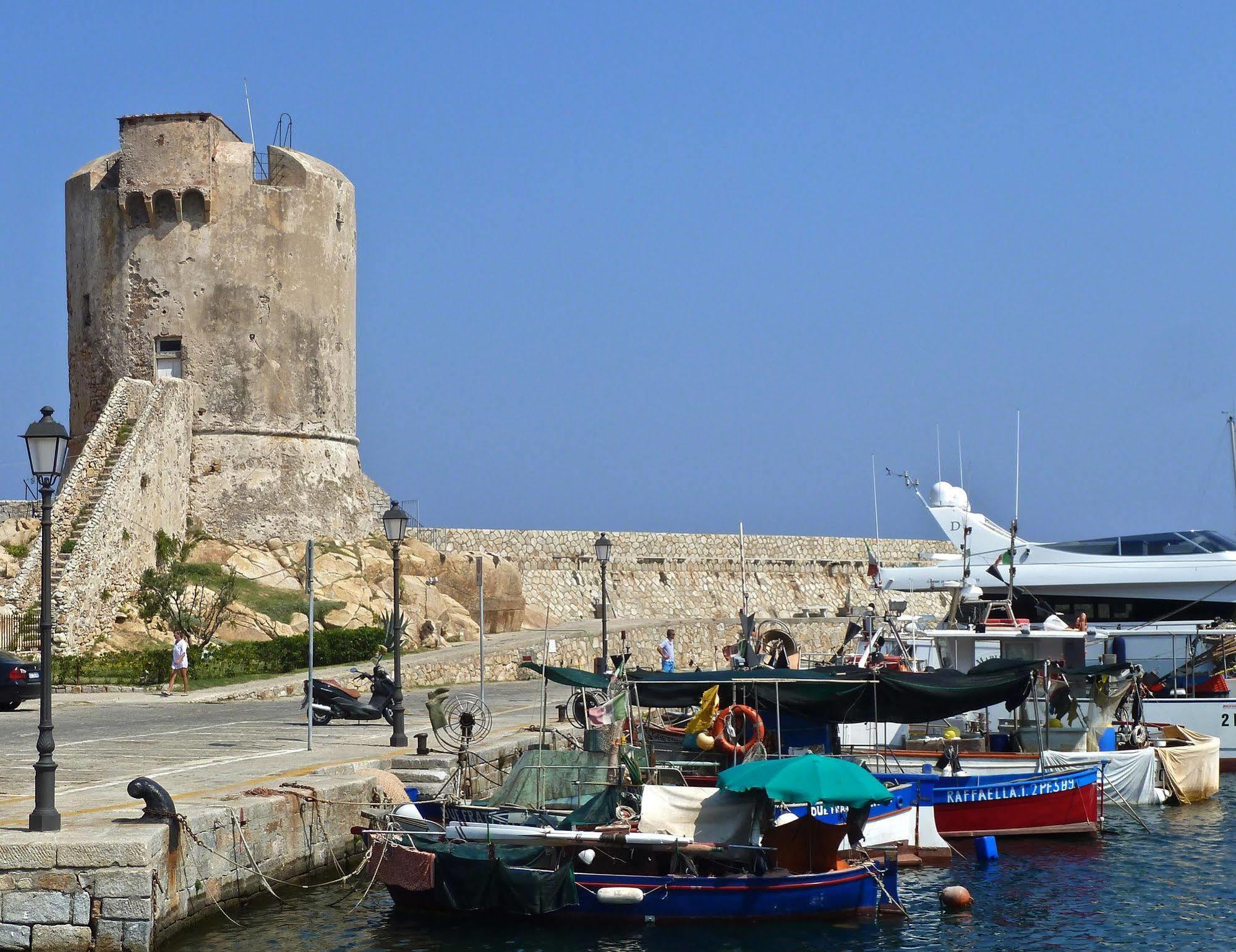 Hotel Yacht Club مارتْشانا مارينا المظهر الخارجي الصورة