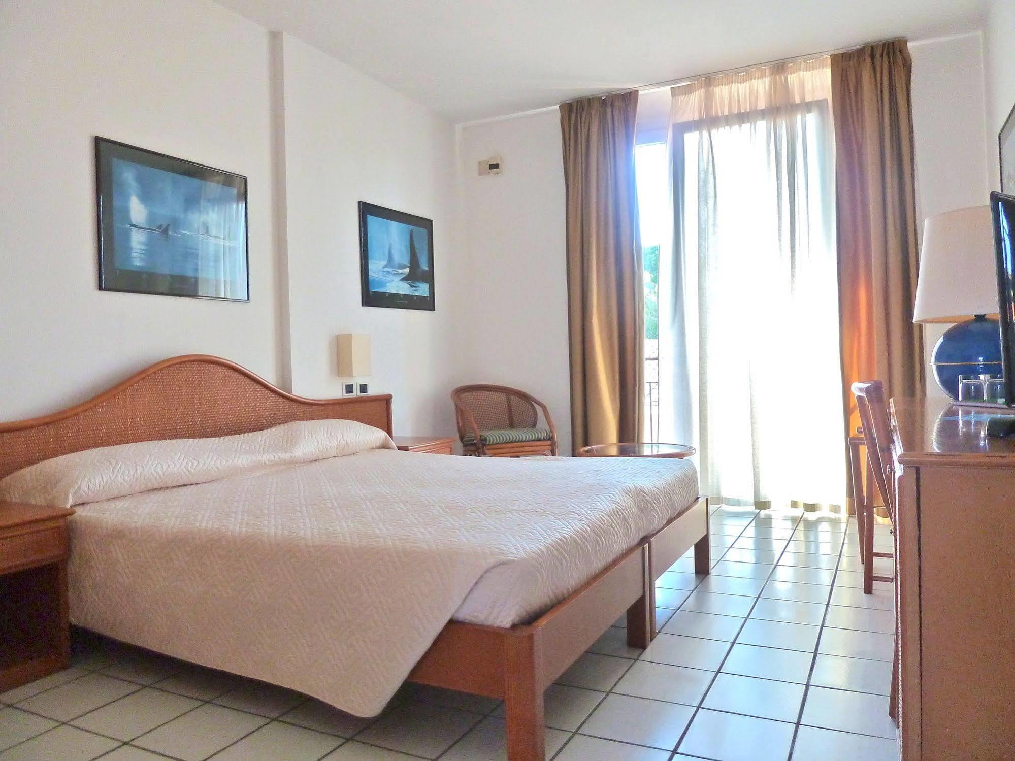 Hotel Yacht Club مارتْشانا مارينا المظهر الخارجي الصورة