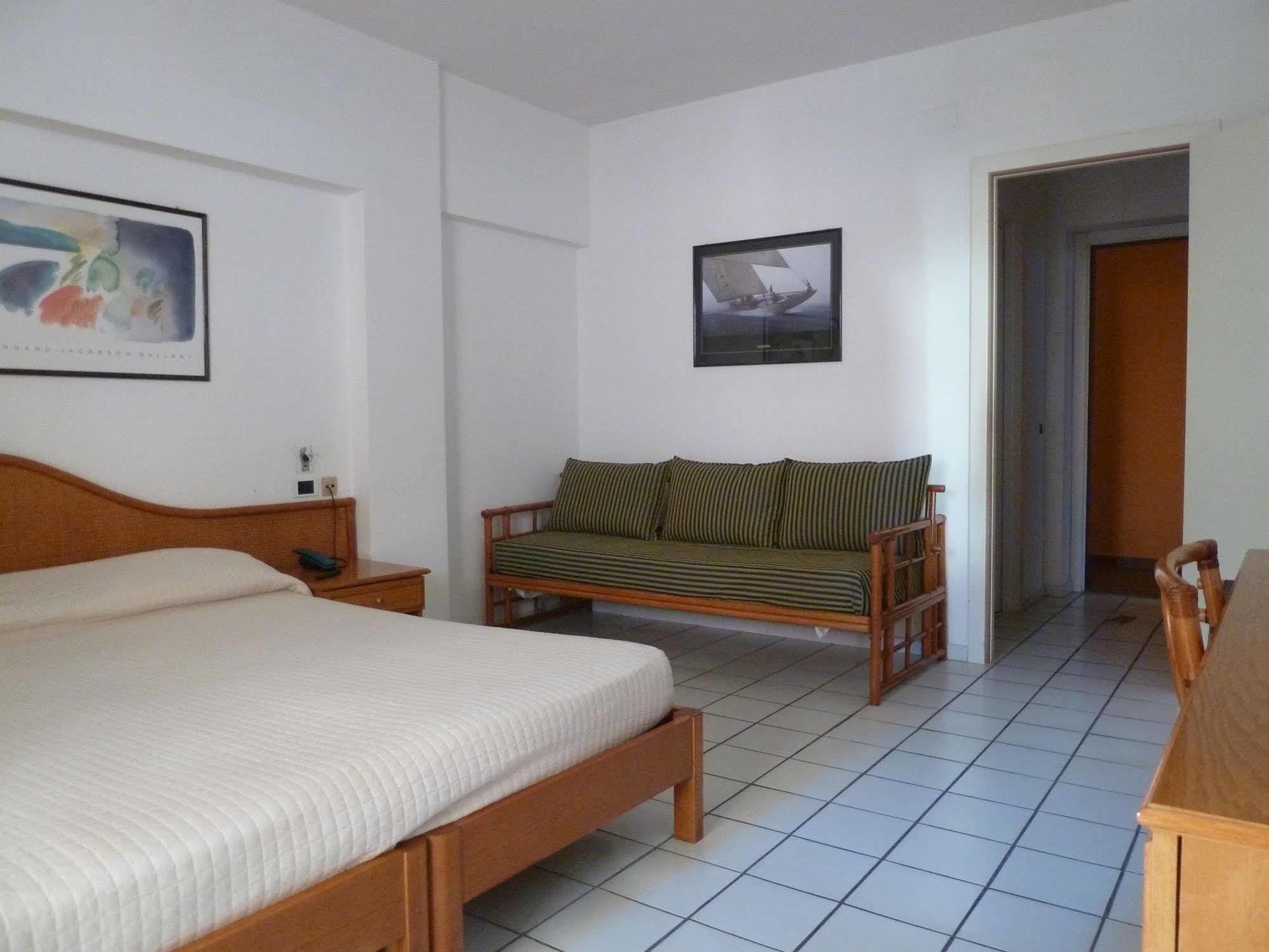 Hotel Yacht Club مارتْشانا مارينا المظهر الخارجي الصورة