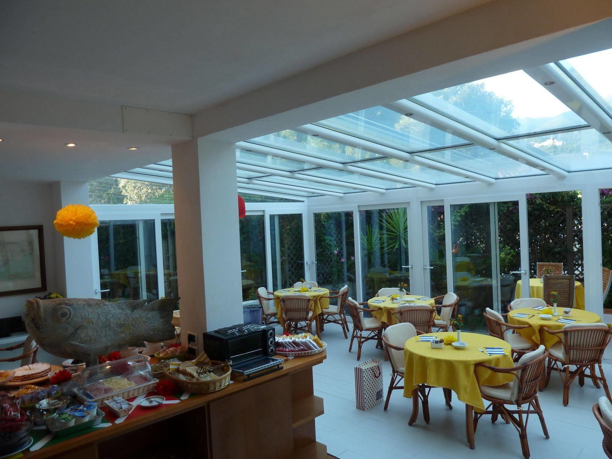Hotel Yacht Club مارتْشانا مارينا المظهر الخارجي الصورة