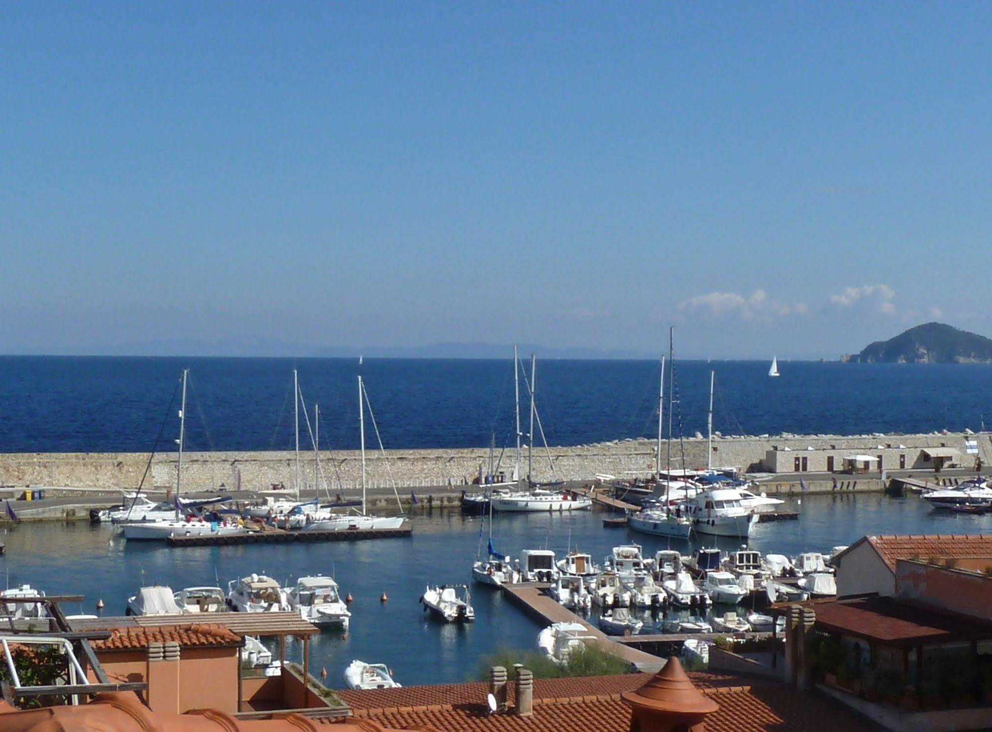 Hotel Yacht Club مارتْشانا مارينا المظهر الخارجي الصورة
