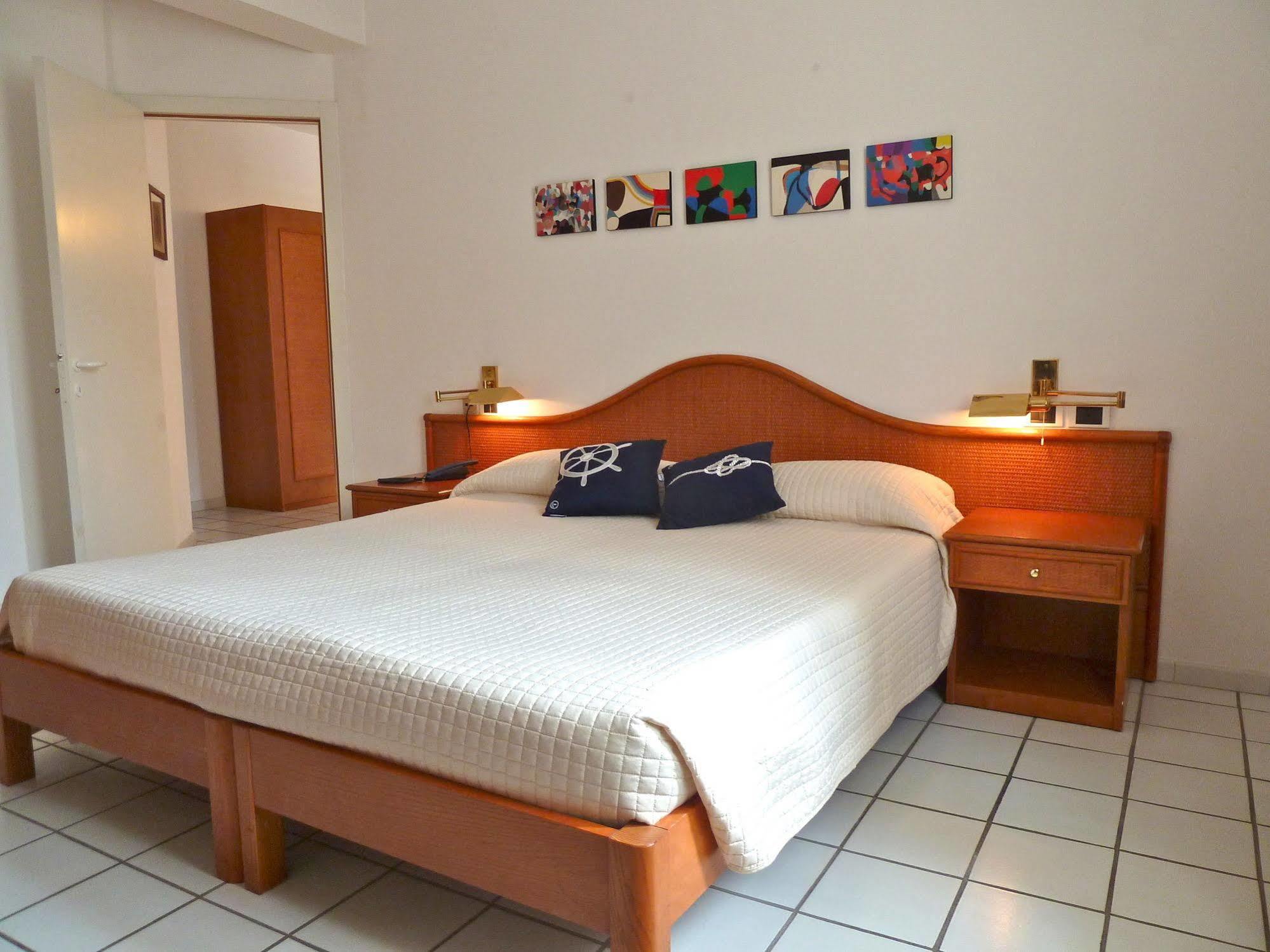 Hotel Yacht Club مارتْشانا مارينا المظهر الخارجي الصورة