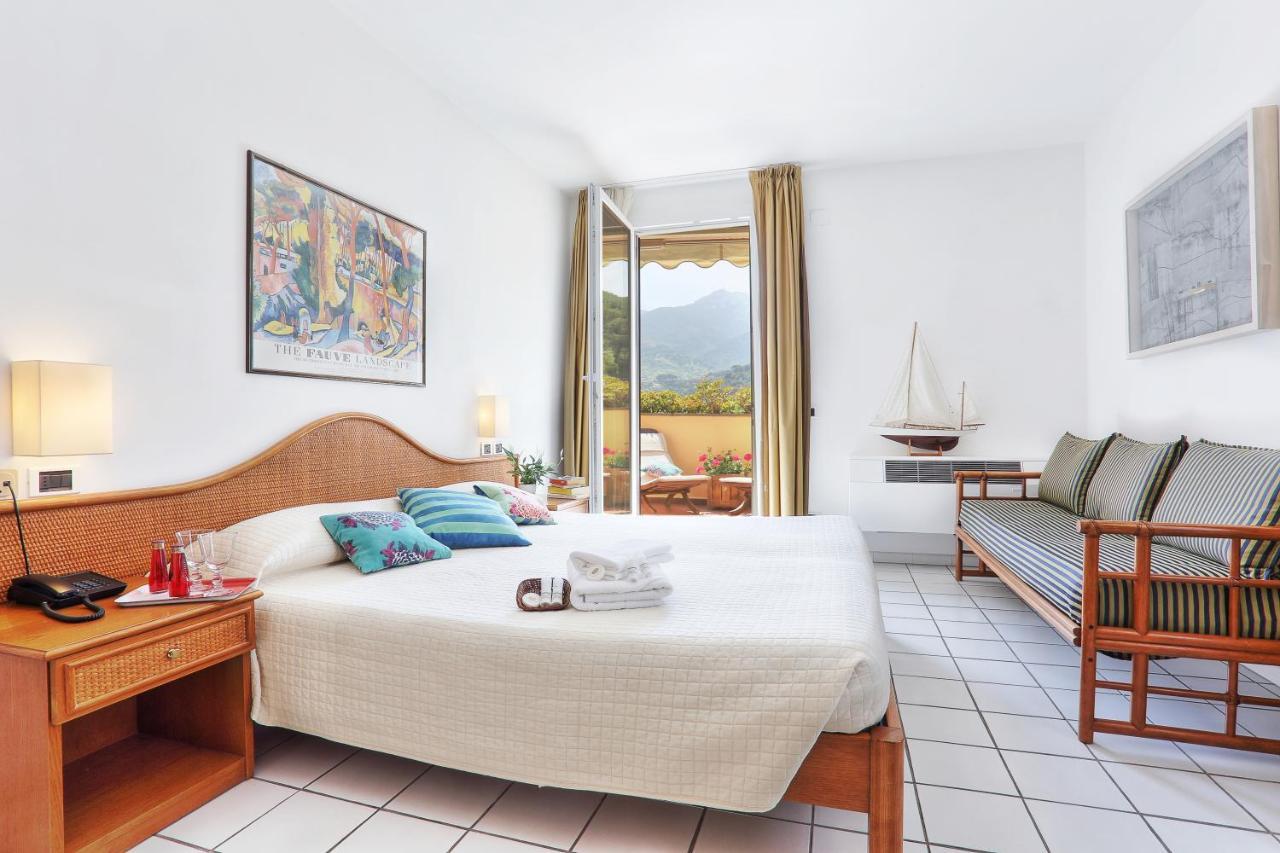 Hotel Yacht Club مارتْشانا مارينا المظهر الخارجي الصورة